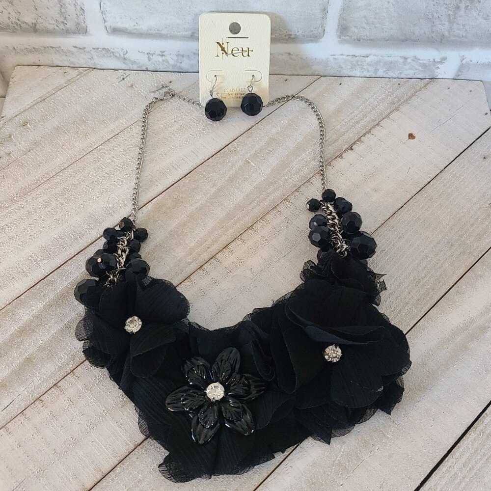 NEU Black 3D Floral Crystal Bouquet Necklace and Earrings Set NEW